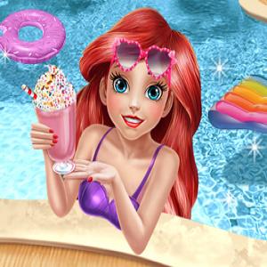 Русалочка-принцесса в бассейне