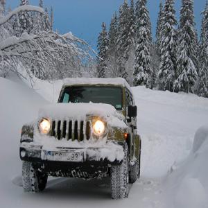 Offroad Snow Jeep Passagierberg bergauf fahren