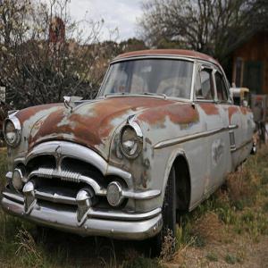 Старые ржавые автомобили: отличия
